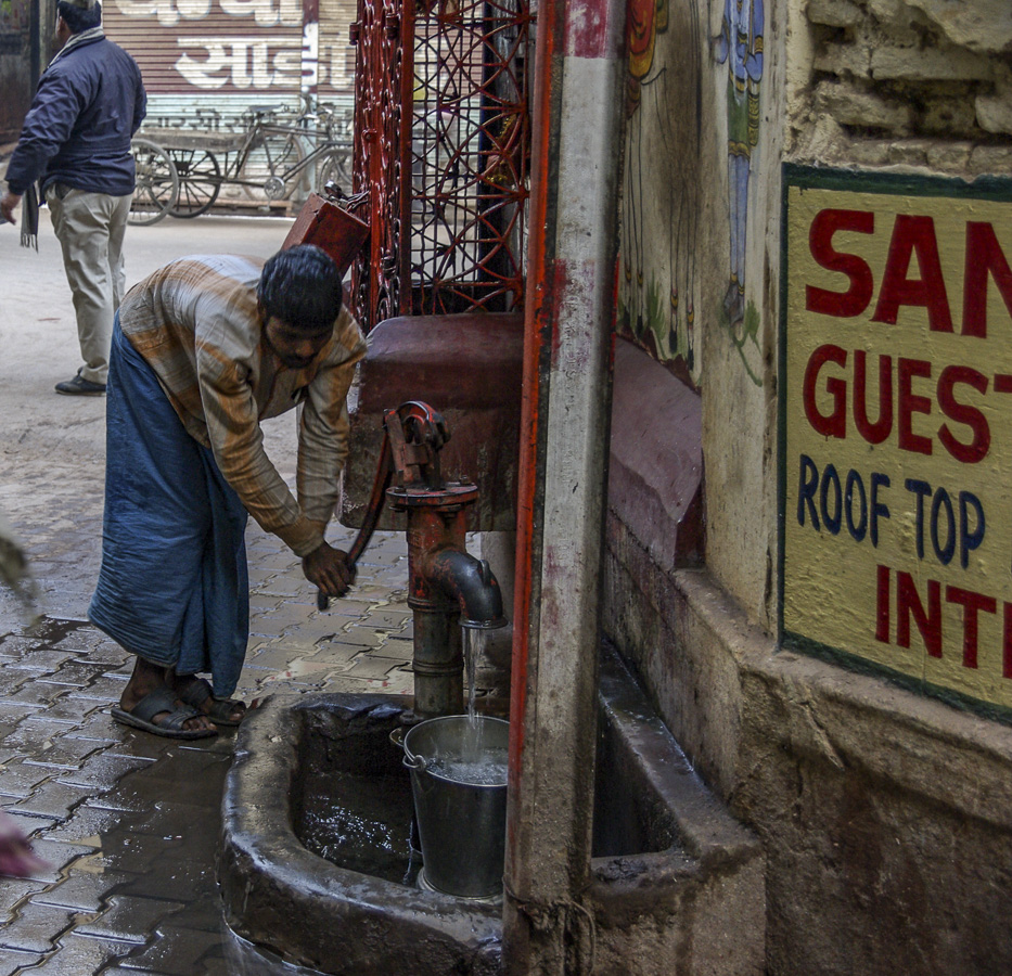 Street Water Pump - Varanasi